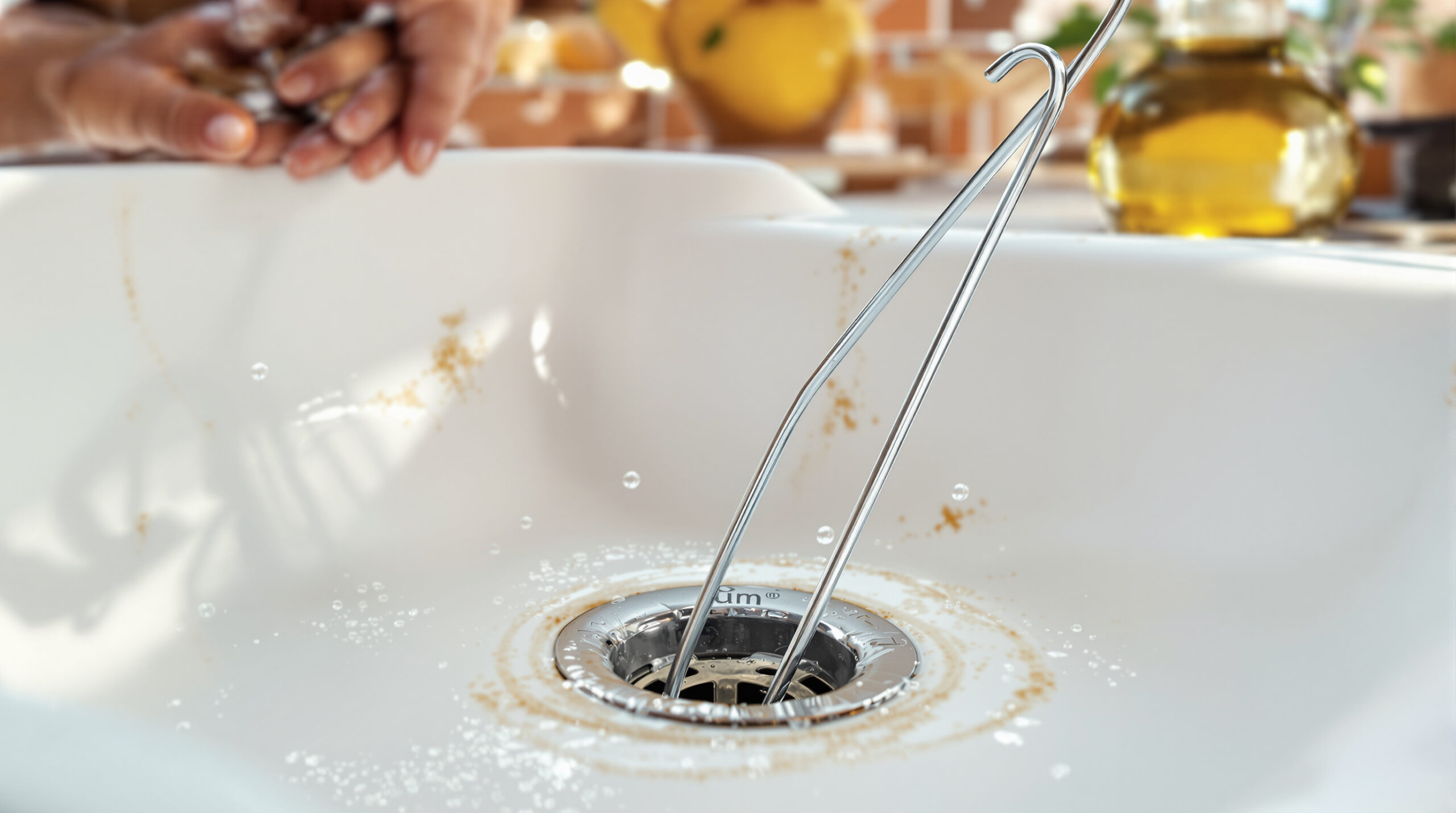 Lavandino otturato: l’astuce della gruccia che ti evita di chiamare l’idraulico